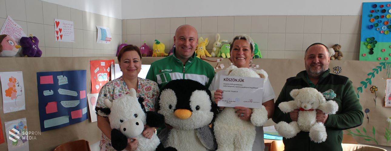 Plüssjátékokat ajándékozott a kórházban ápolt gyerekeknek a Vitnyédi SE