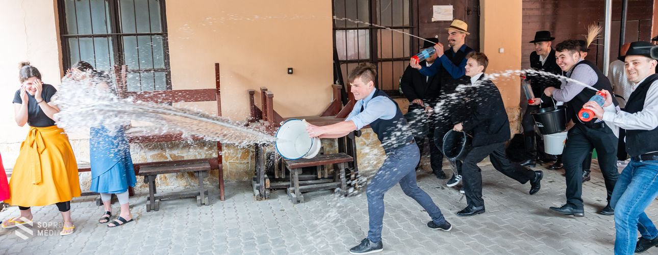 Hagyományőrző locsolkodás – idén sem hervadnak el a lányok