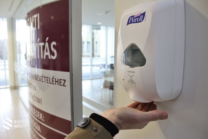 A kórtermekbe és a közösségi terekbe falra szerelhető fertőtlenítő szer adagolók kerültek és kerülnek kihelyezésre 