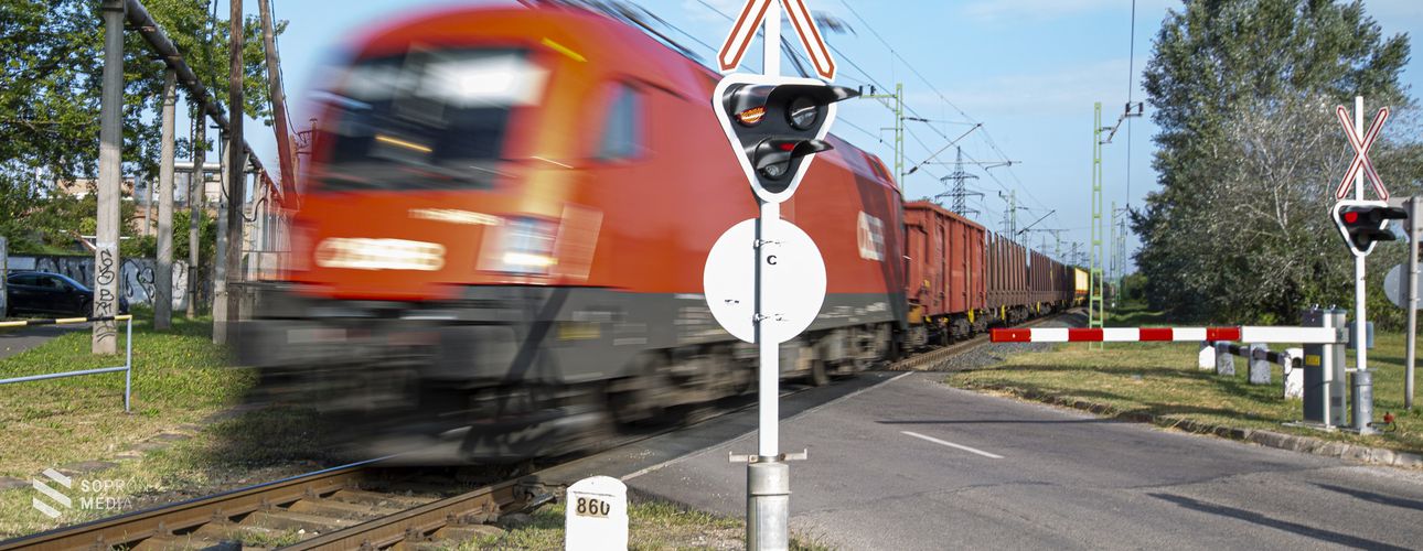 Modernizálták és félcsapórúddal is felszerelték a Táncsics utcai vasúti átjárót