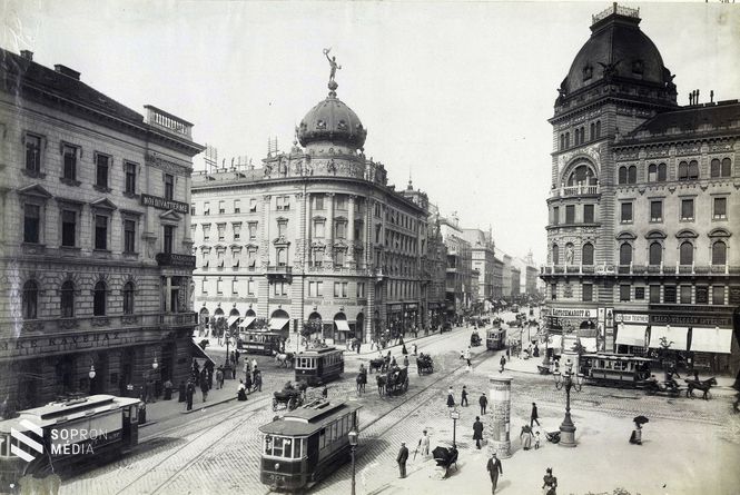 Nagykörút - Rákóczi út kereszteződés a mai Balha Lujza tér felől nézve. Szemben a Pesti Hazai Első Takarékpénztár Egyesület bérpalotája. A felvétel 1898-ban készült.  