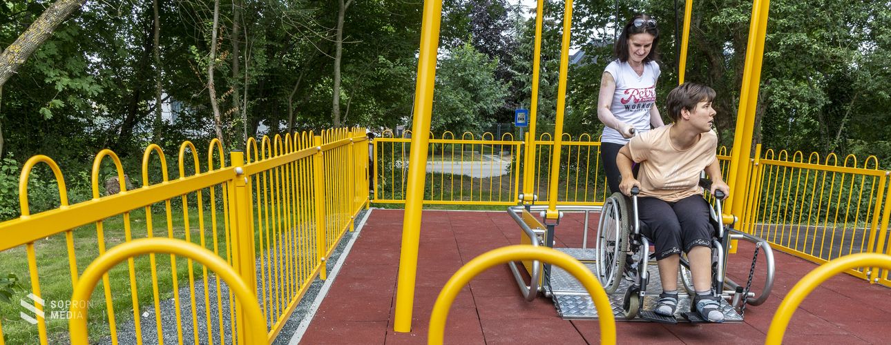 Felavatták az első soproni kerekesszékes szabadtéri fitnesz eszközöket
