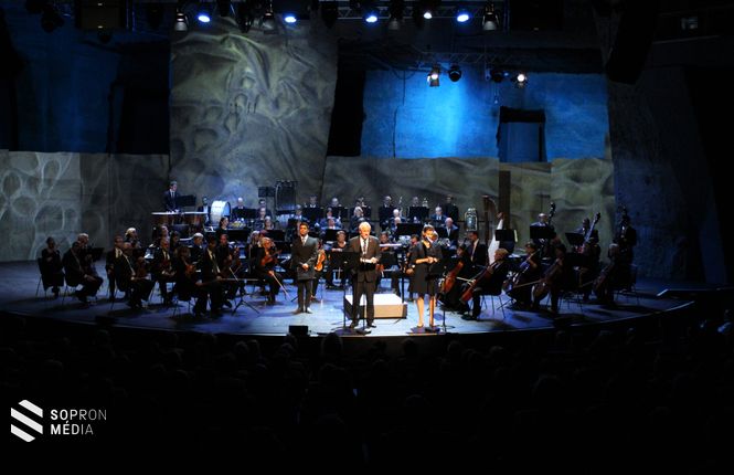 Firtl Mátyás, a KDNP országgyűlési képviselője a Barlangszínházban. 