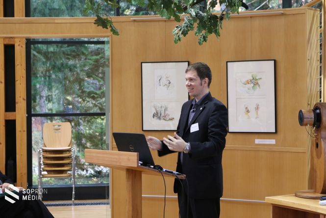 Dr. Bacsárdi László a konferencia nyitórendezvényén