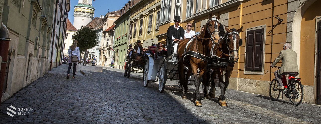A száz évvel ezelőtti Sopron elevenedett meg a belvárosban