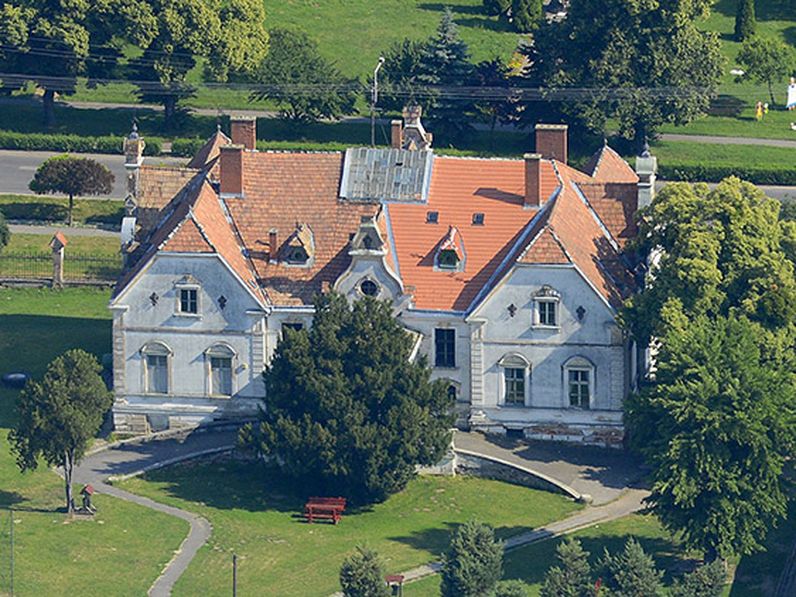 A Barthodeiszky-kastély: egy letűnt kor szép emléke Beled főutcáján