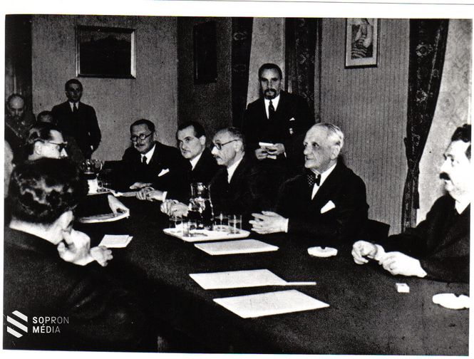 Kánya Kálmán középen, a magyar tárgyalóküldöttség vezetőjeként