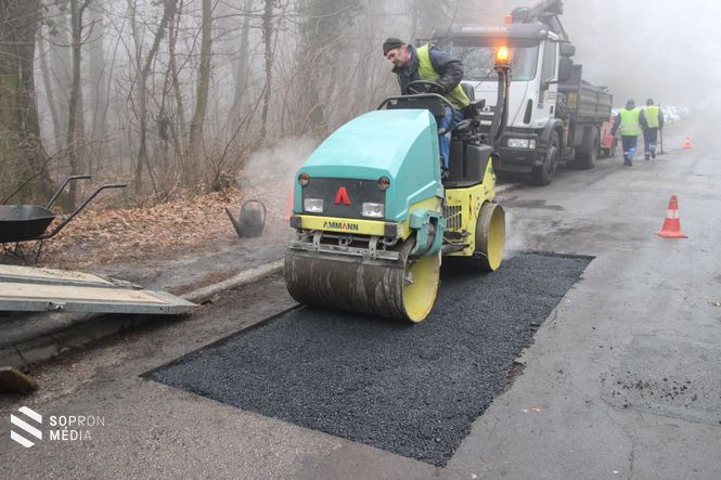 Eltűnnek az úthibák: kátyúzás a Várisi úton.