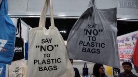 Egyszer használatos műanyagokat tilthatnak be jövőre 