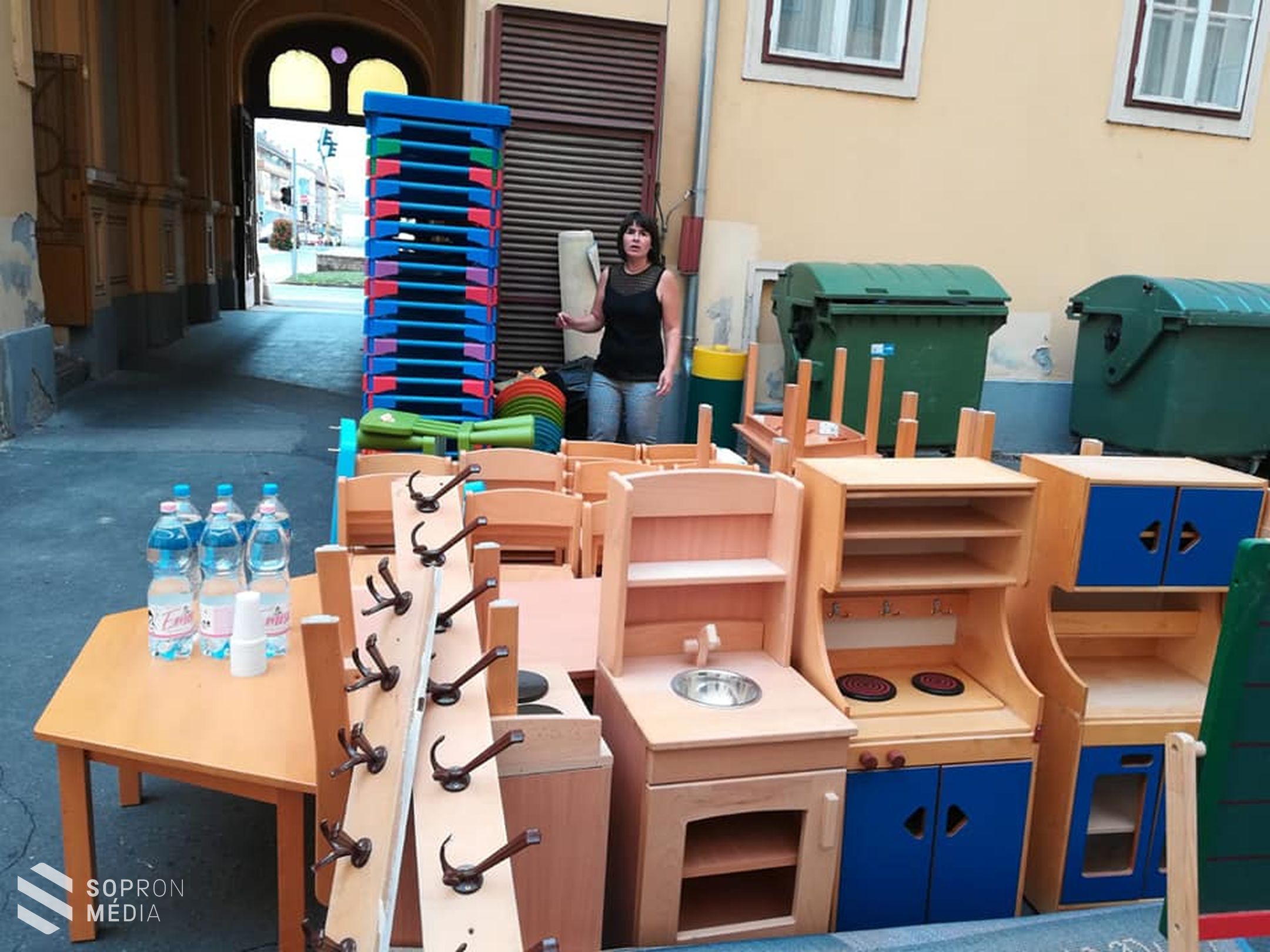 Egy kamionnyi adománnyal segít a soproni Szent Orsolya Iskola!
