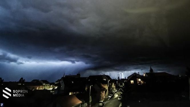 Szombathelyre már csak a széle jutott el a zivatarnak, órákon keresztül villámlott (Hódos Péter)
