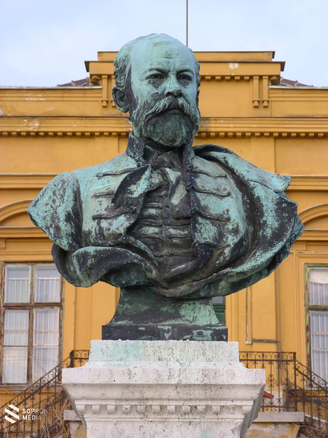 Bereczki Máté (1824-1895) a magyar gyümölcsnemesítés nemzetközi hírű úttörőjének szobra a Budai Arborétum Felső Kertjében, a főváros XI. kerületében, a Ménesi úton. 
