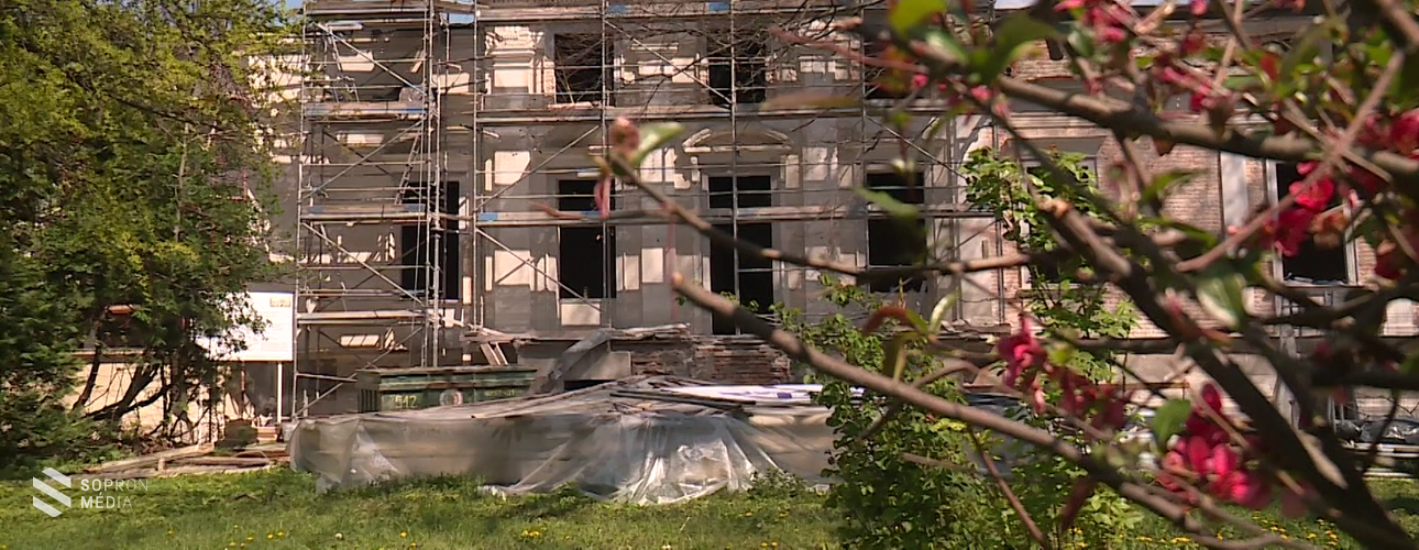 Épül, szépül a Lenck-villa Sopronban!
