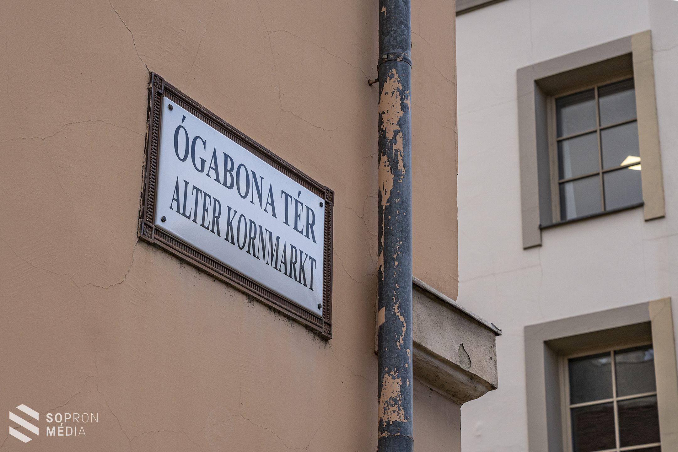 Többnyelvű utcatáblák Sopronban