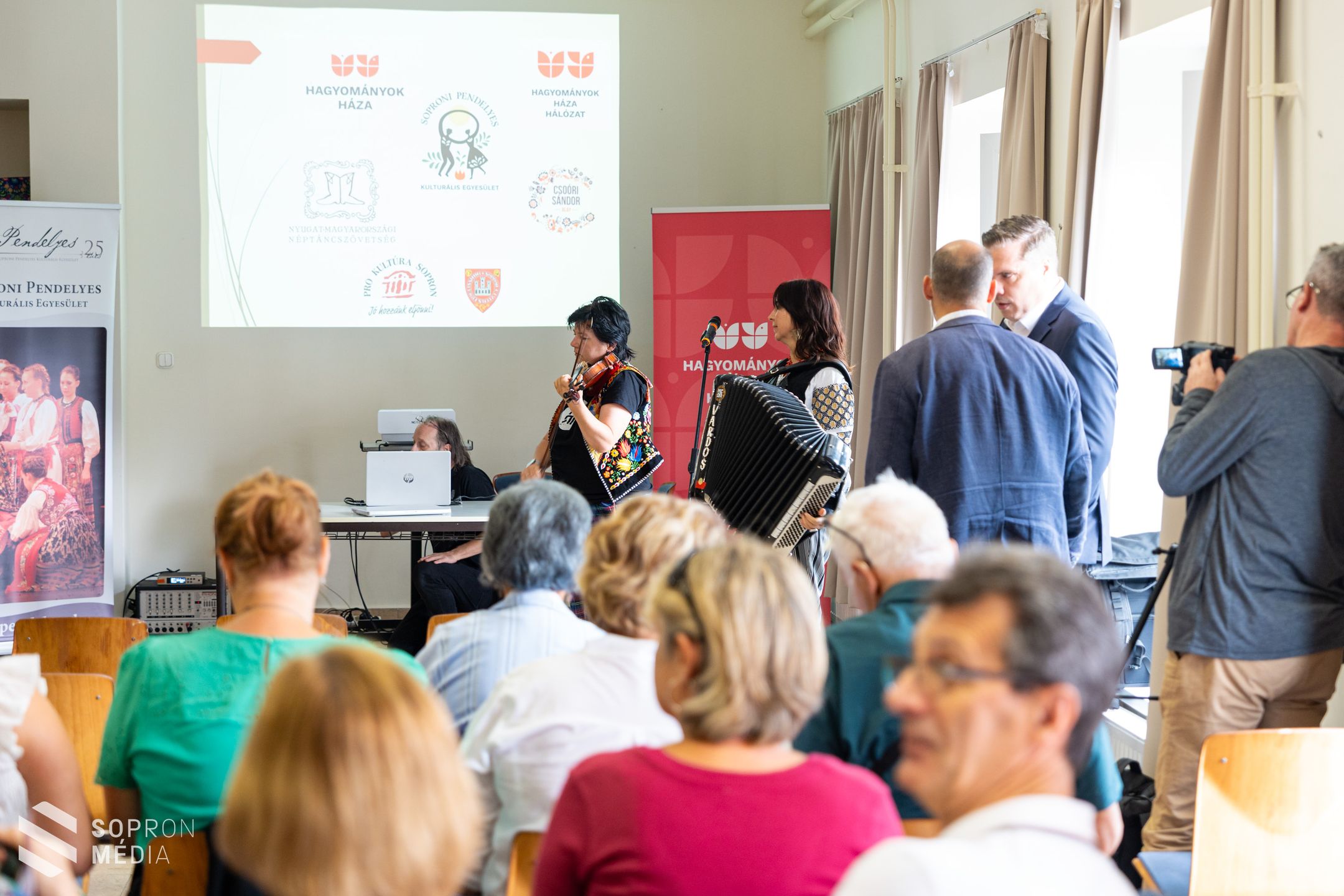 Közösségi szőttes konferencia a hagyományőrzés jegyében