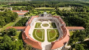 Vár a barokk-rokokó pompa és reformkori elegancia!