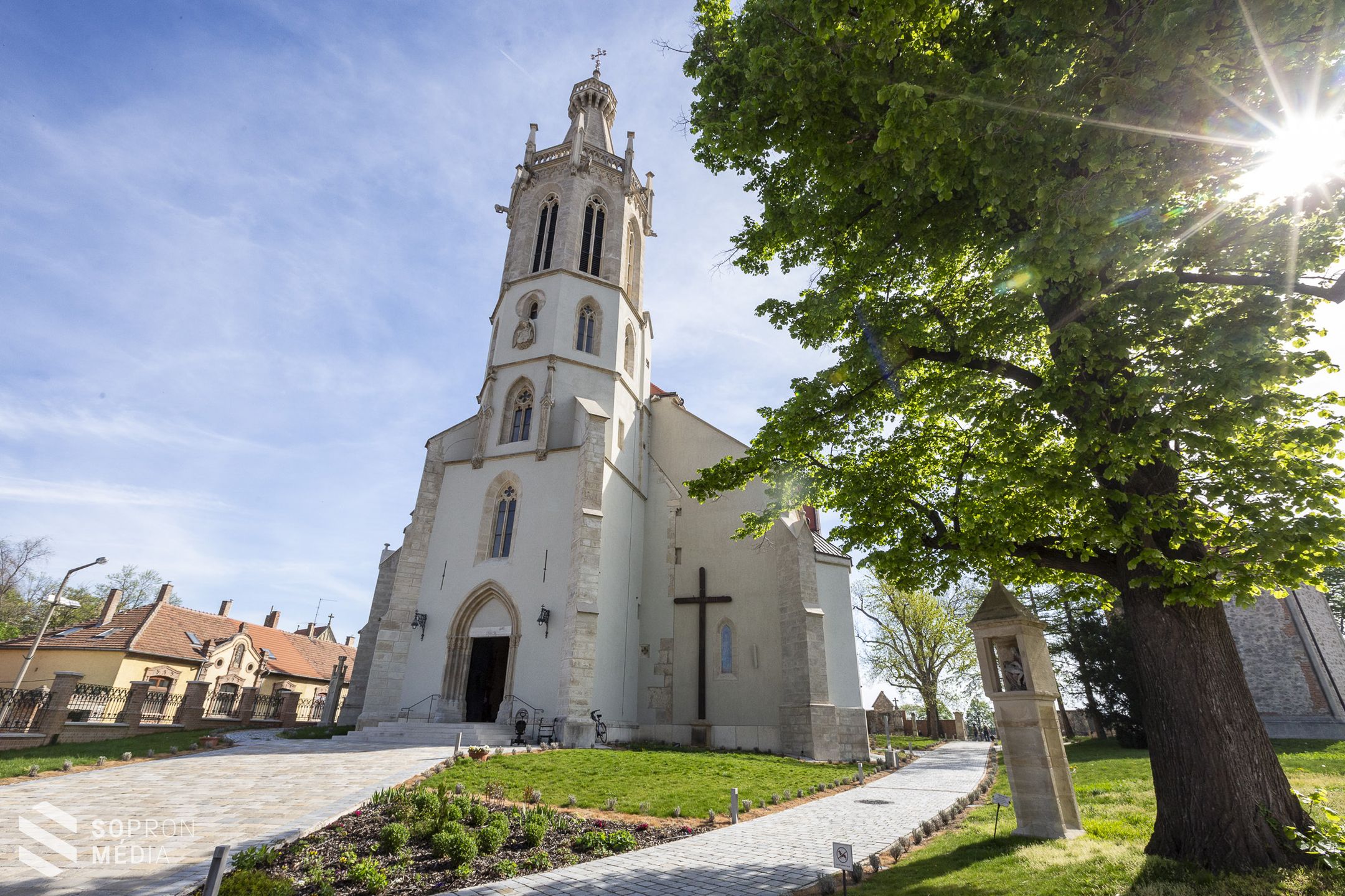 Szentmisével és csendes főhajtással emlékeztek Szemelliker Antal plébánosra