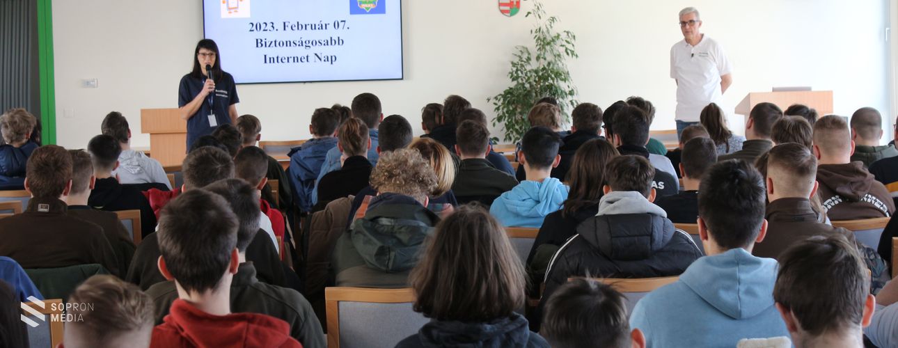 Kamaszok tanulhattak az internetbiztonságról a Soproni Rendőrkapitányságon