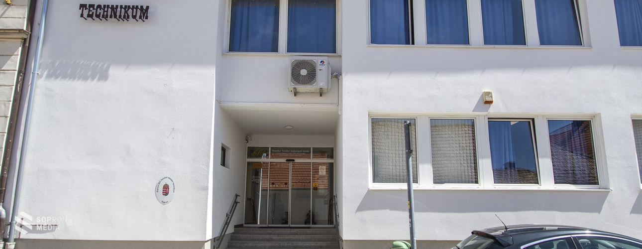 Megújult a Handler Nándor Technikum épületének homlokzata