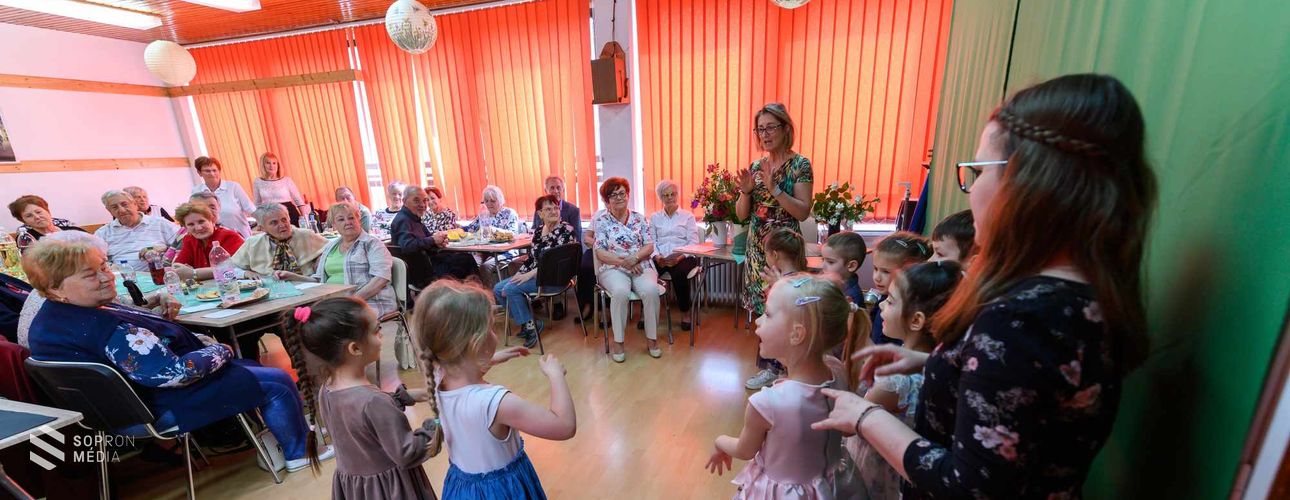 Anyák napi ünnepség a Lővéri Nyugdíjas Klubban