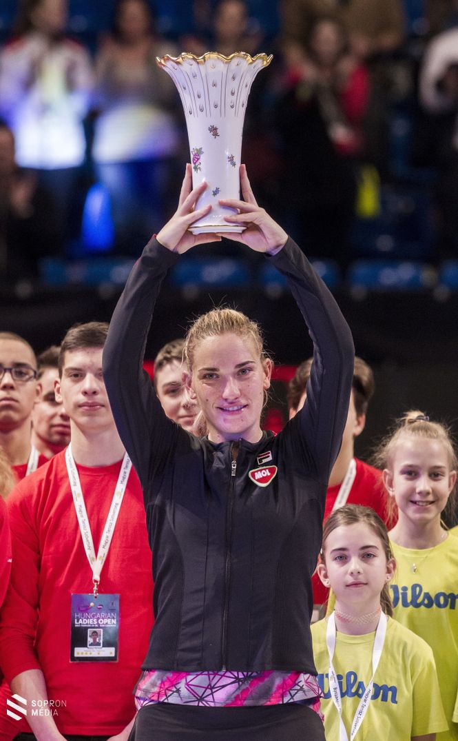 A győztes Babos Tímea a WTA Hungarian Ladies Open nemzetközi női tenisztorna egyéni döntőjének eredményhirdetésén a fővárosi BOK Csarnokban 2017. február 26-án.