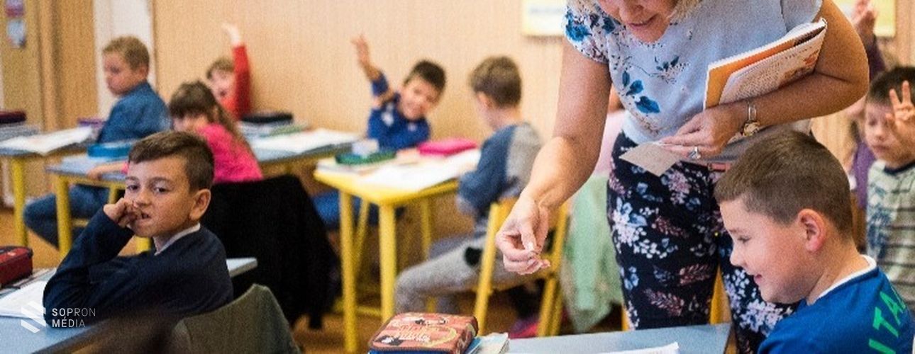 Júliustól tíz százalékkal emelkedik a pedagógusok bére