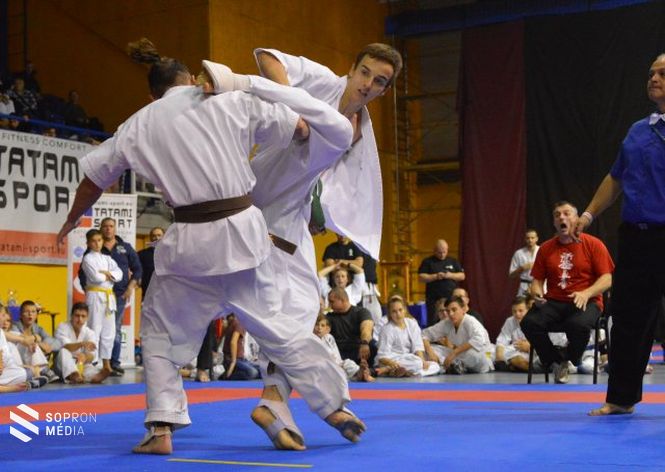 Németh Márk kampózva rúgja fejbe ellenfelét