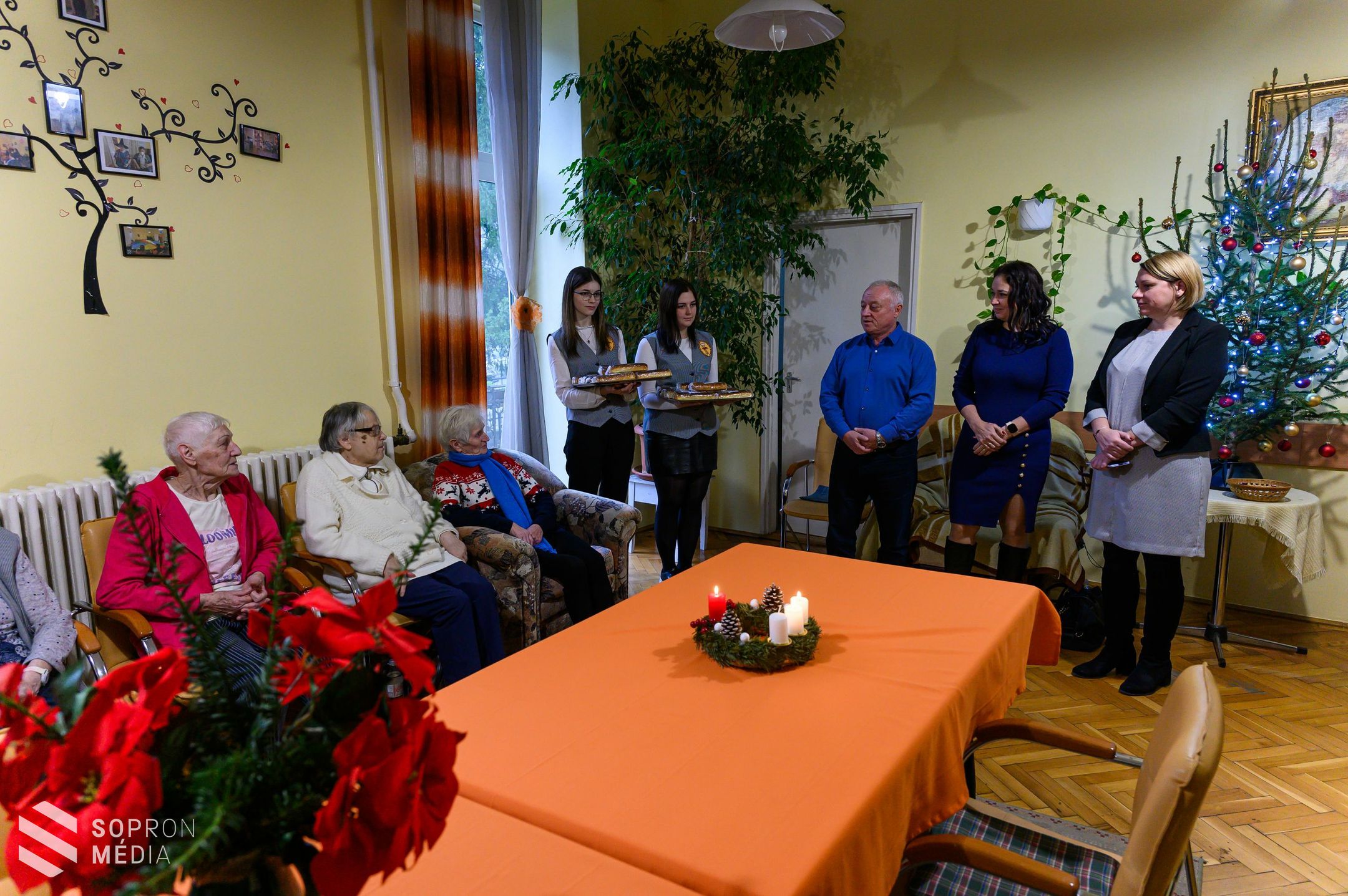 Karácsonyi bejgli a soproni tűzoltóknak és mentőknek, valamint a Soproni Szociális Intézmény ellátottjainak