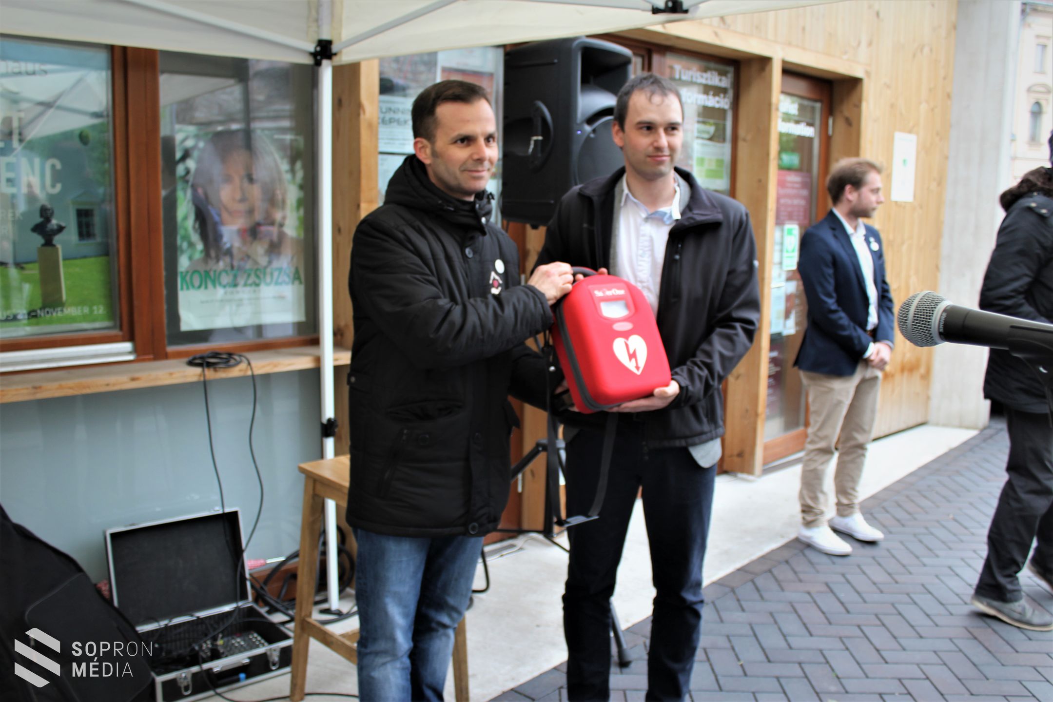 Defibrillátort adományoztak Sopronnak, ami a várkerületi Infopontban elérhető (fotók)