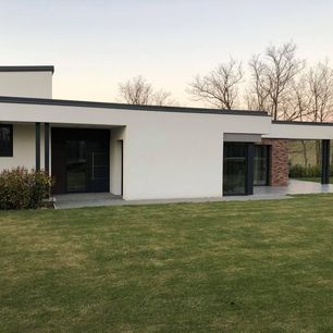 Ártér mögött a tájba simulva Győrújbaráton