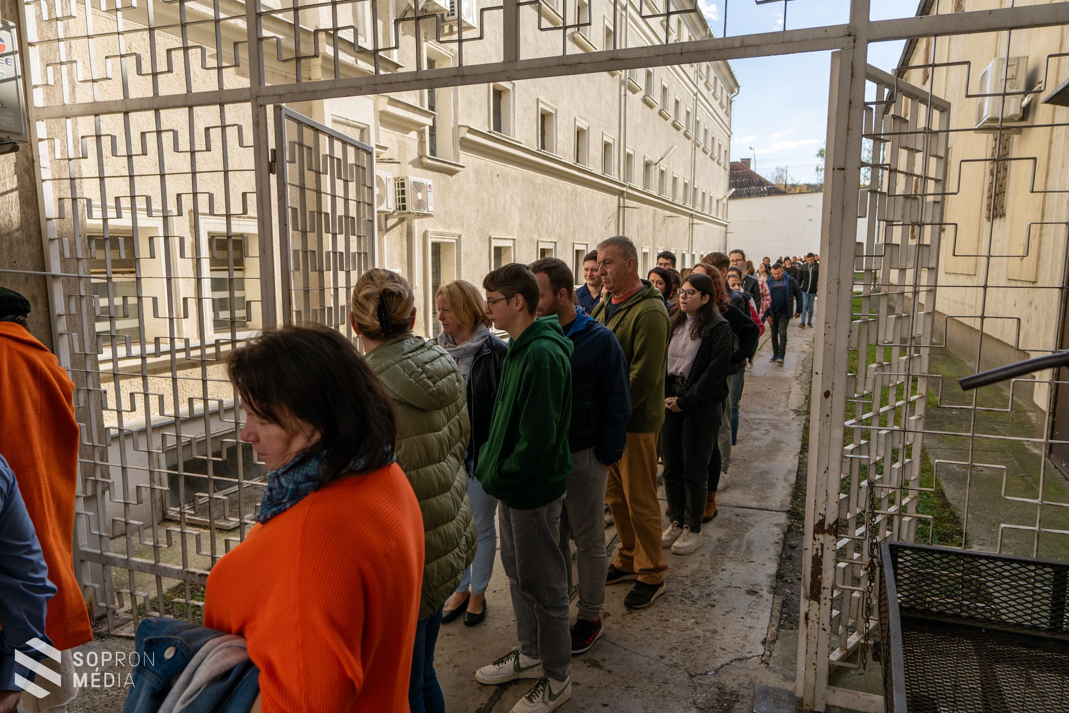 „A rács két oldalán” – Ilyen volt a nyílt nap a Sopronkőhidai Fegyház és Börtönben.