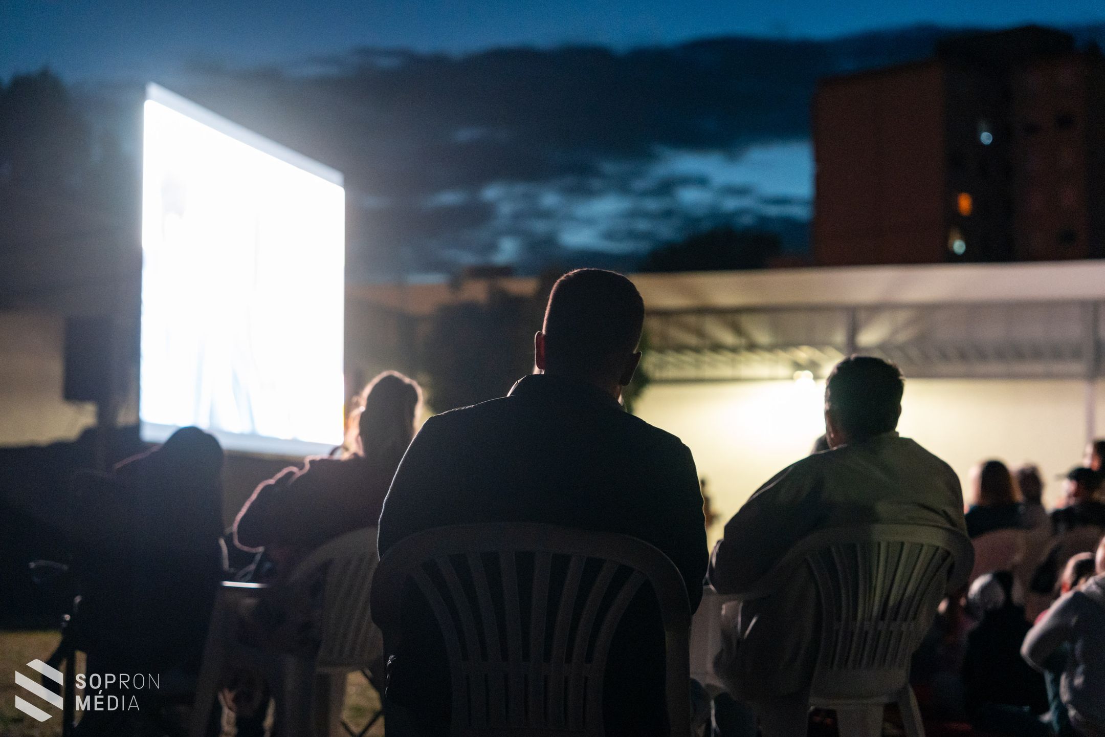 Telt házas nyáresti mozi a Jereván-lakótelepen