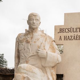 „Becsülettel a hazáért!” - Felavatták a felújított Szántó Róbert síremléket a Szent Mihály temetőben