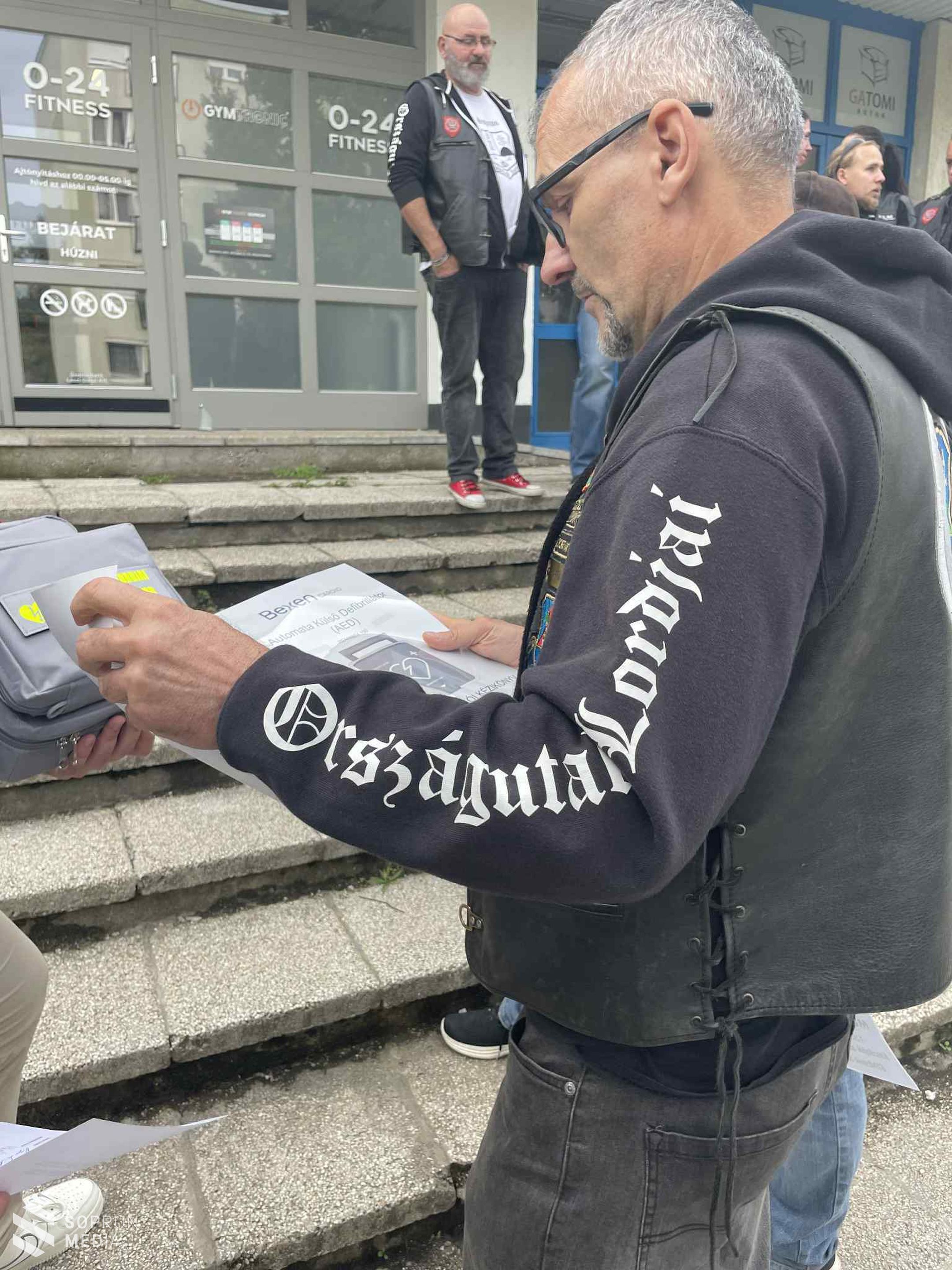 Félautomata defibrillátort adtak át a Gymtronicban