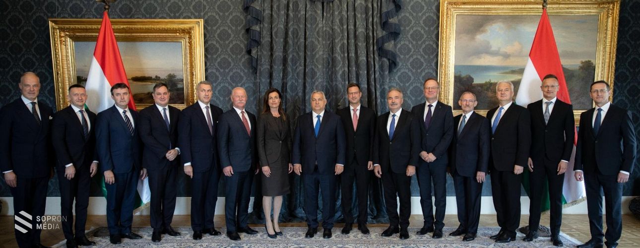 Esküt tettek a miniszterek a Parlamentben