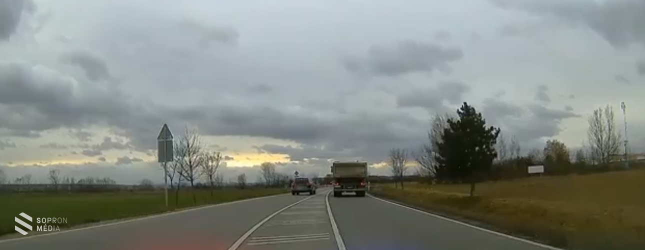 Durva előzés a 85-ös főúton - civil autóból ellenőriztek a rendőrök - VIDEÓ