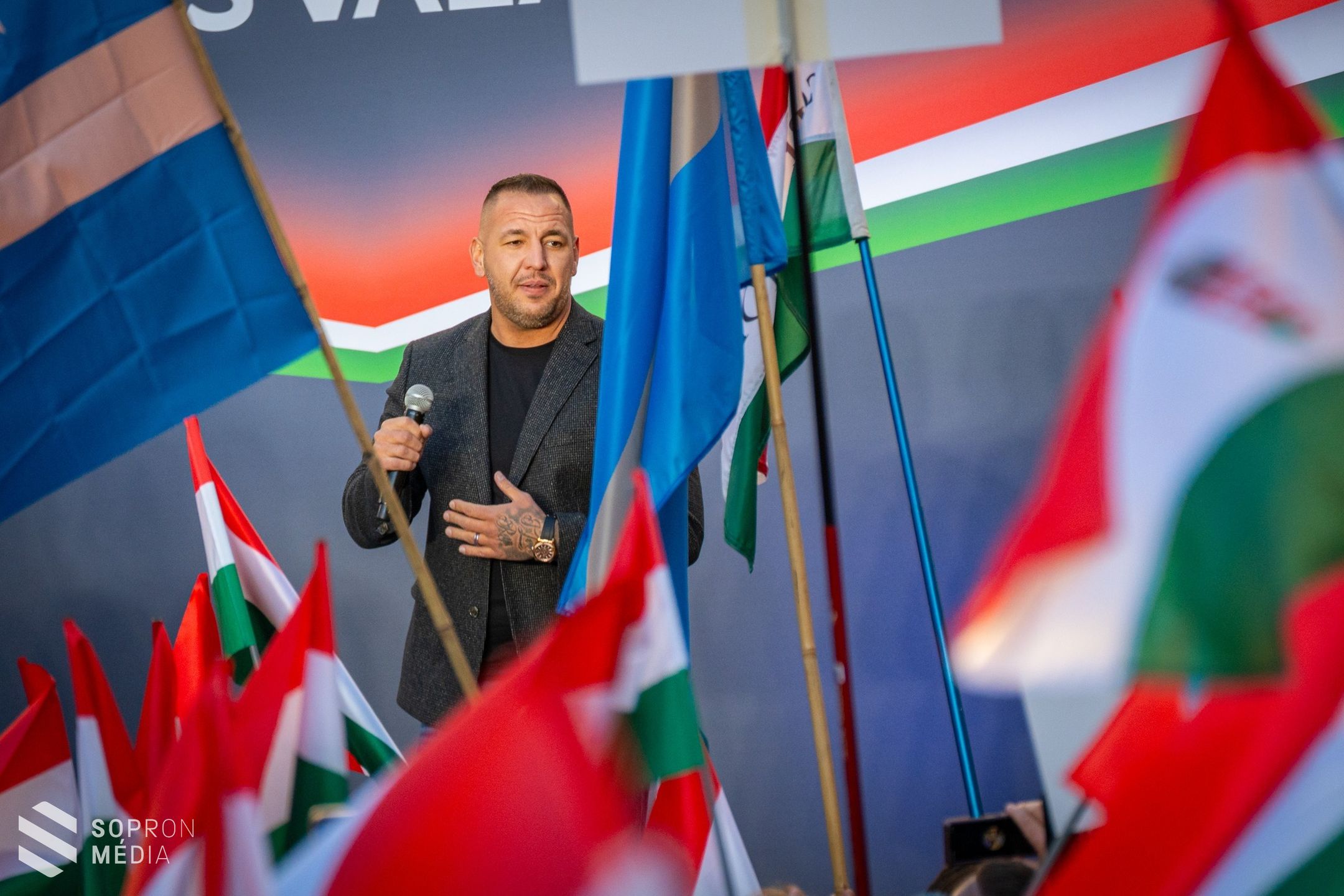 Orbán Viktor Sopronban: a saját nemzeti érdekeinket fogjuk követni, ki fogunk maradni a háborúból!