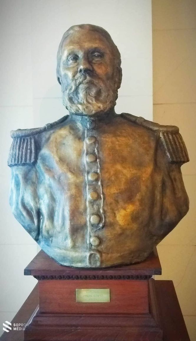 Czetz János szobra az Akadémia egyik dísztermében 