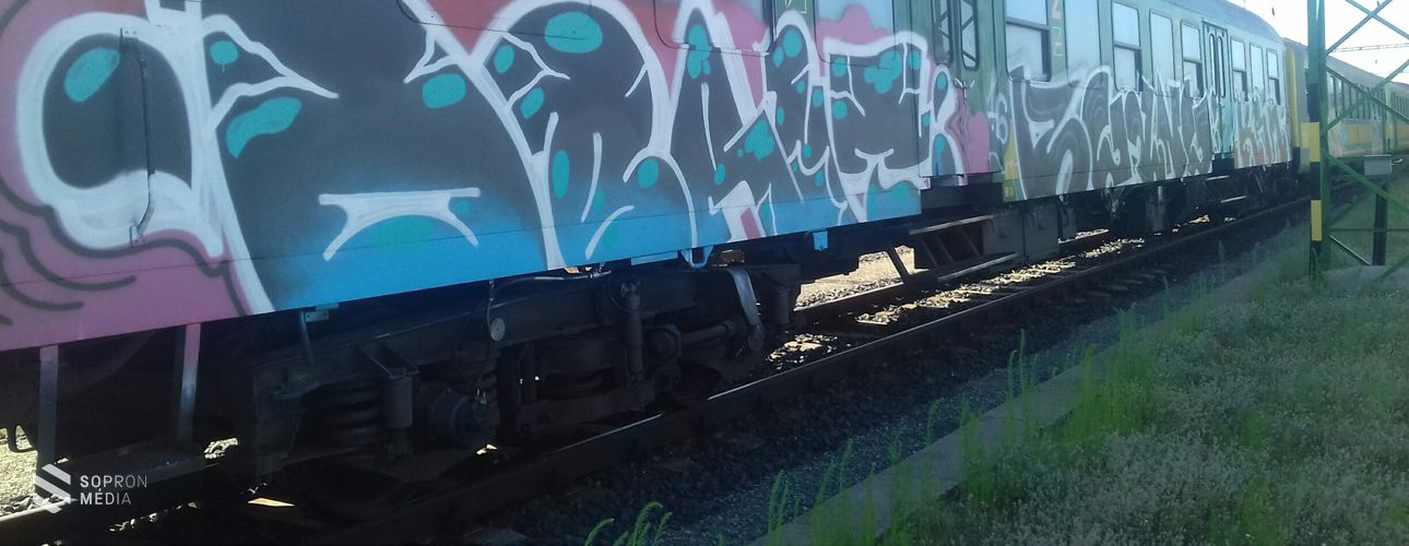A GYSEV-nél dolgozták le büntetésüket a vasúti kocsik graffity-zői