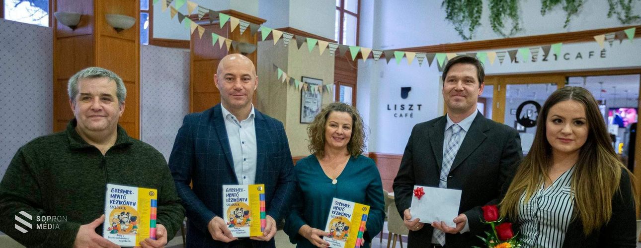 Fotósok egy jó célért – 500 ezer forintot gyűjtöttek a Szent Márton Gyermekmentő Szolgálat részére