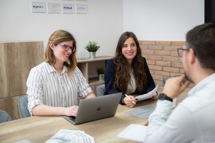 Személyes találkozó lépés képe