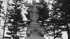 Megáldotta a felújíttatott Storno keresztet Horváth Imre városplébános