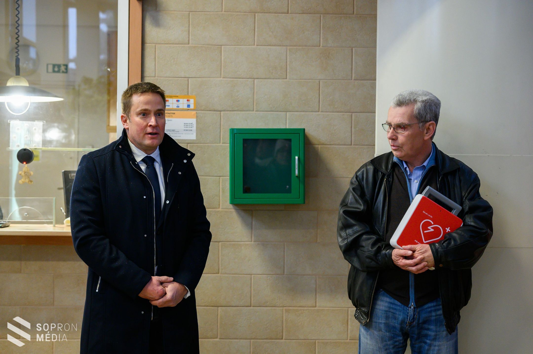 Új defibrillátorral gazdagodott a soproni autóbuszállomás!