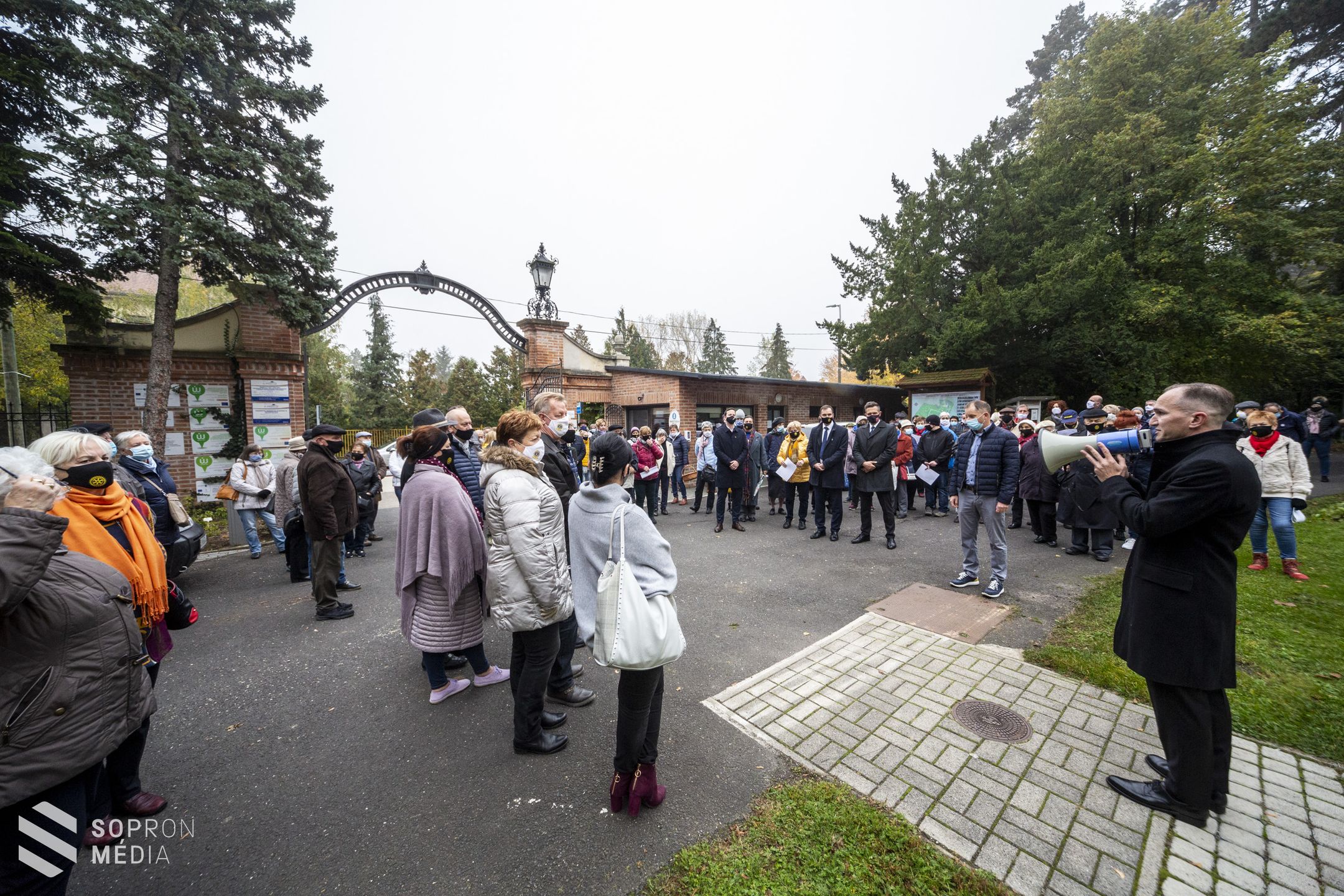 Jótékonysági sétát tartott a Rotary Club Sopron a botanikus kertben