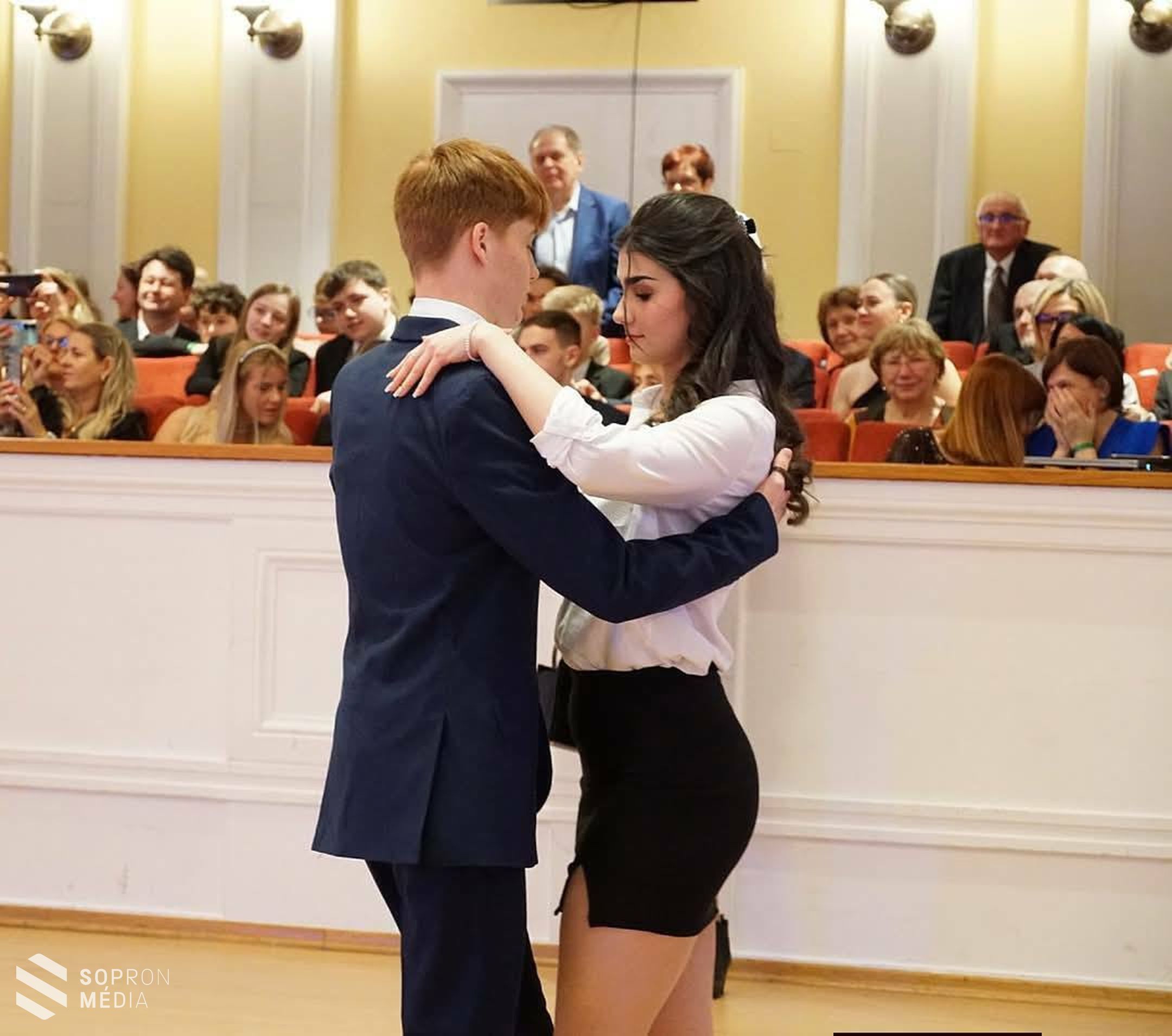 A fiatalok egyik legszebb középiskolás élménye a koszorúcska