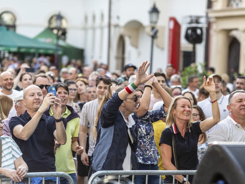 Nemcsak a Lőverekben, de a Fő téren is táncra perdültek