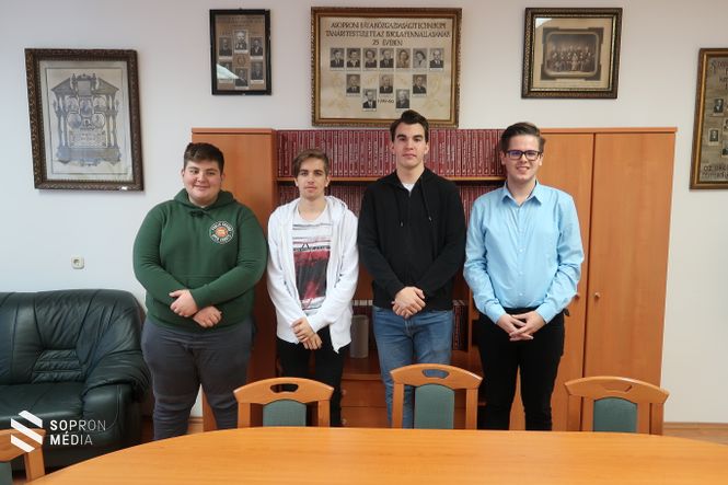 A nyertes csapat (balról jobbra): Schlögl Bence, Fodor Bendegúz, Pécsi Dávid és Szűrszabó Andor