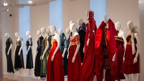 Megnyílt Zoób Kati divatkiállítása a fertődi Esterházy-kastélyban