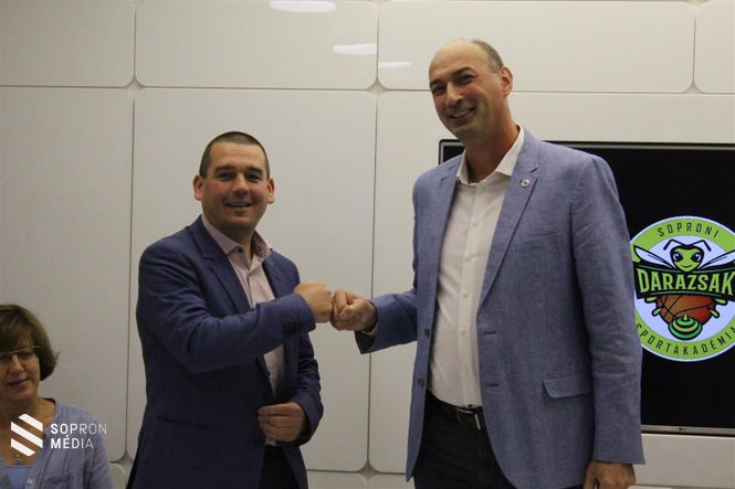 Molnár Balázs ügyvezető és Dr. habil. Sterbenz Tamás általános rektorhelyettes