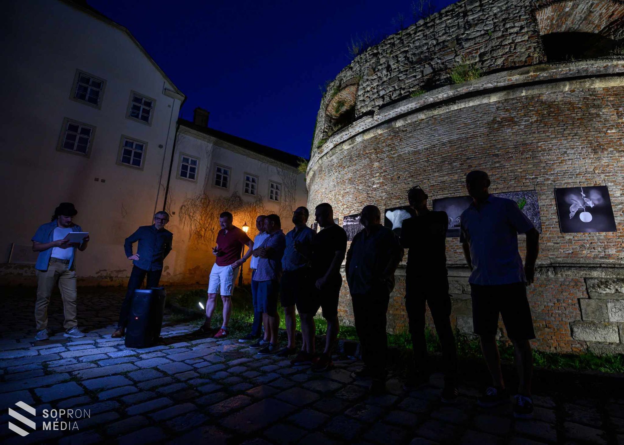 Természetes – Megnyílt a Soproni Fotóművészeti Kör kiállítása a Rondella bástyagödörben
